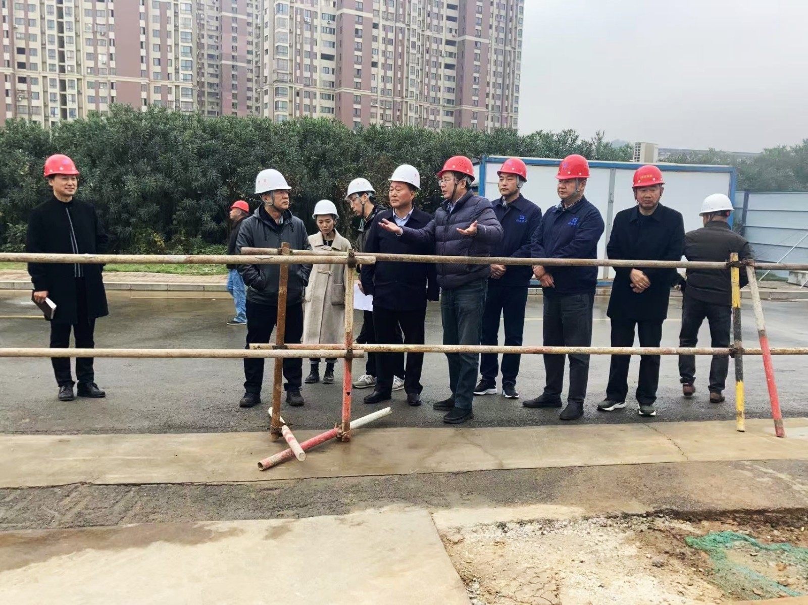 住建局黃局長一行視察益建工地